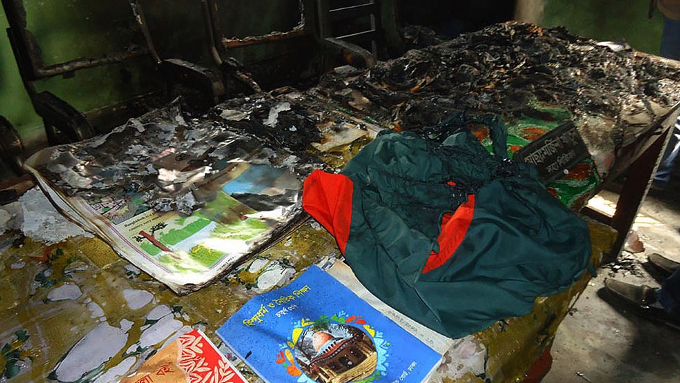 ভোটের আগের রাতে পুড়িয়ে দেয়া একটি ভোটকেন্দ্র ভোটের আগের রাতে পুড়িয়ে দেয়া একটি ভোটকেন্দ্র