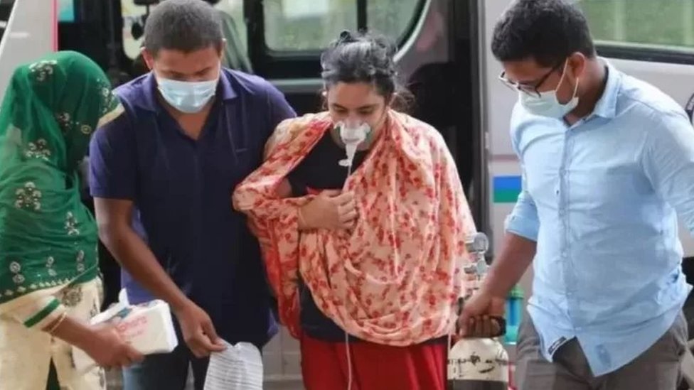 অমিক্রন সংক্রমণ বাড়লেও তাদের সবাইকে হয়তো হাসপাতালে ভর্তি হতে হবে না বলে এই বিজ্ঞানীরা ধারণা করছেন।
