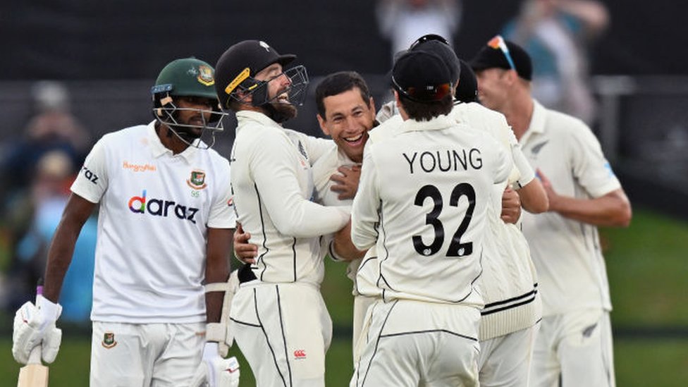 শেষ টেস্টের শেষ বলে উইকেট নিয়ে আনন্দে মেতে ওঠেন রস টেলর