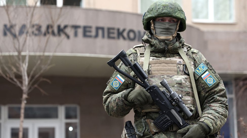 আলমাটিতে মোতায়েন রুশ-নেতৃত্বাধীন সিএসটিও শান্তিরক্ষী।