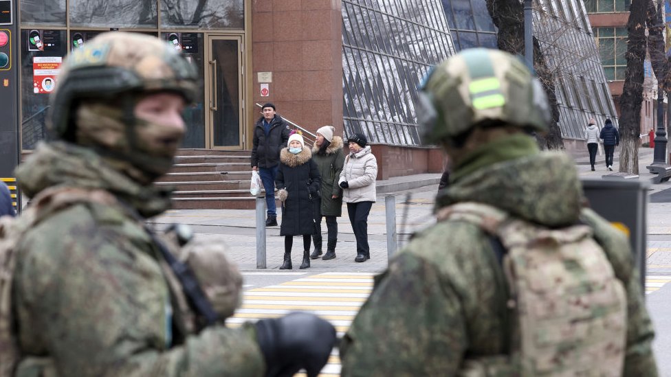 শান্তিরক্ষী মোতায়েনের পর আলমাটিতে সাধারণ মানুষ বাড়ির বাইরে বেরুতে শুরু করেছেন।