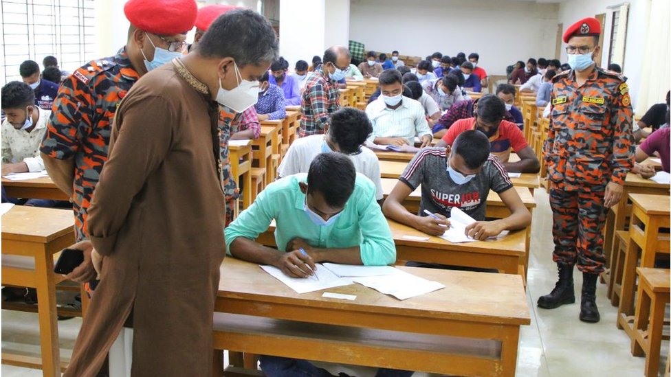 সরকারি নিয়োগ পরীক্ষায় অংশ নিয়েছেন একদল চাকরিপ্রত্যাশী।