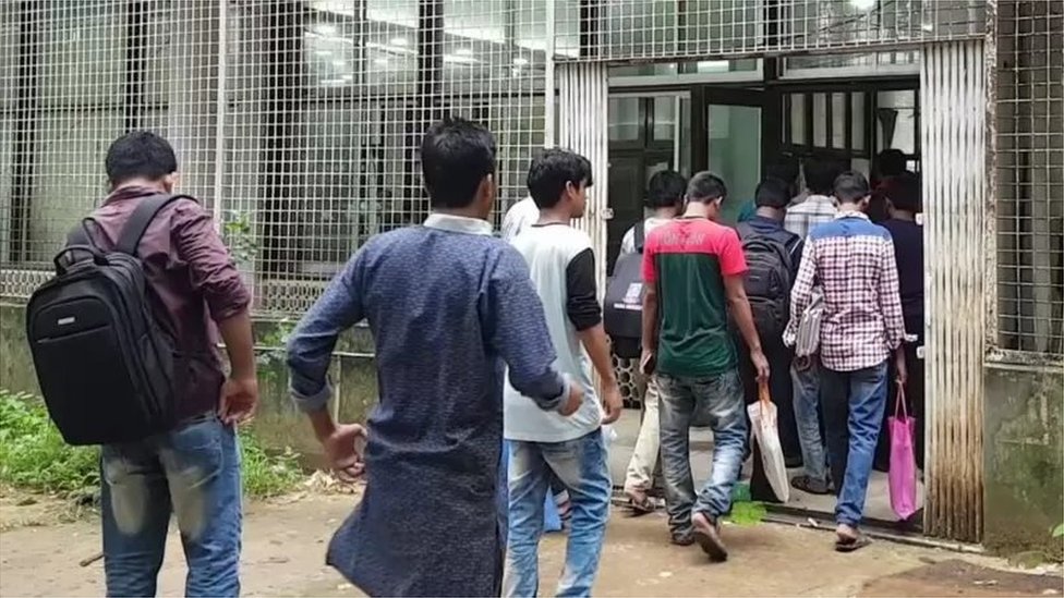 ঢাকা বিশ্ববিদ্যালয়ের কেন্দ্রীয় লাইব্রেরিতে প্রচুর তরুণ বিসিএস পরীক্ষার প্রস্ততি নিতে সময় কাটান
