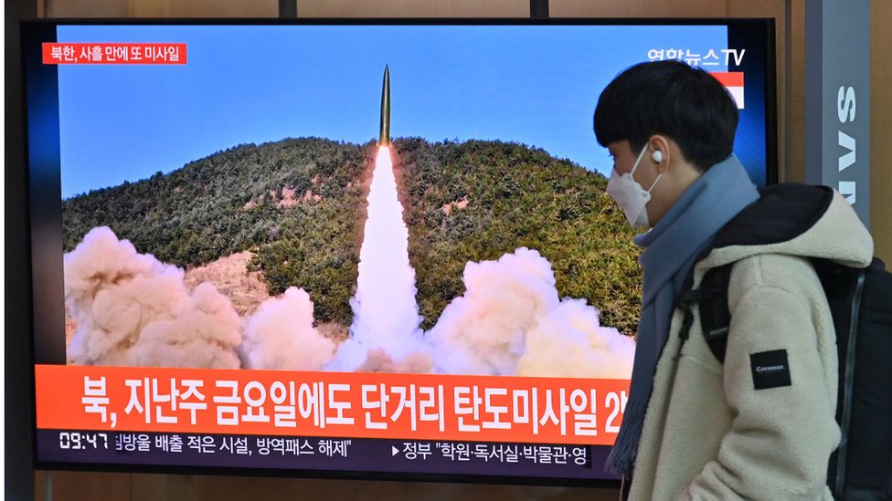 উত্তর কোরিয়ার ক্ষেপণাস্ত্র পরীক্ষার দৃশ্য সোলের টেলিভিশনে দেখছেন দক্ষিণ কোরিয়ার এক নাগরিক।