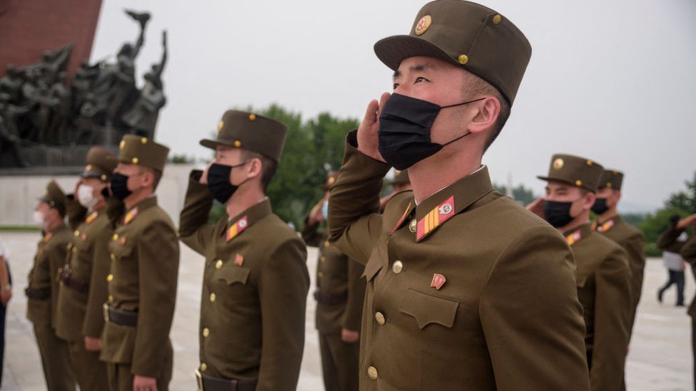 উত্তর কোরিয়ার সামরিক কর্মকর্তাদের অভিবাদন।