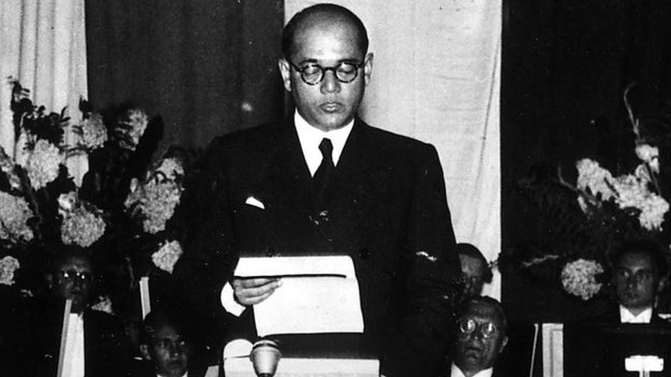 জার্মানিতে এক অনুষ্ঠানে ভাষণ দিচ্ছেন সুভাষ চন্দ্র বসু জার্মানিতে এক অনুষ্ঠানে ভাষণ দিচ্ছেন সুভাষ চন্দ্র বসু
