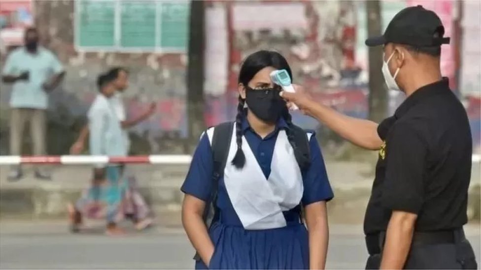তাপমাত্রা পরীক্ষা করা হচ্ছে।