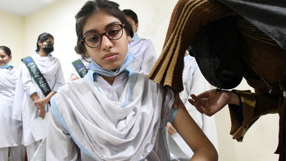 পাকিস্তানে স্কুল ছাত্রীদের ভ্যাকসিন দেয়া হচ্ছে। অল্প বয়সী অনেকের মধ্যে কোভিডের কোন উপসর্গ থাকে না