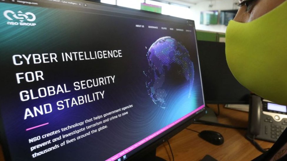 তোপের মুখে পড়া ইসরায়েলি স্পাইওয়্যার নির্মাতা প্রতিষ্ঠান এনএসও‘র ওয়েবসাইট খুঁটিয়ে দেখছেন এক নারী।