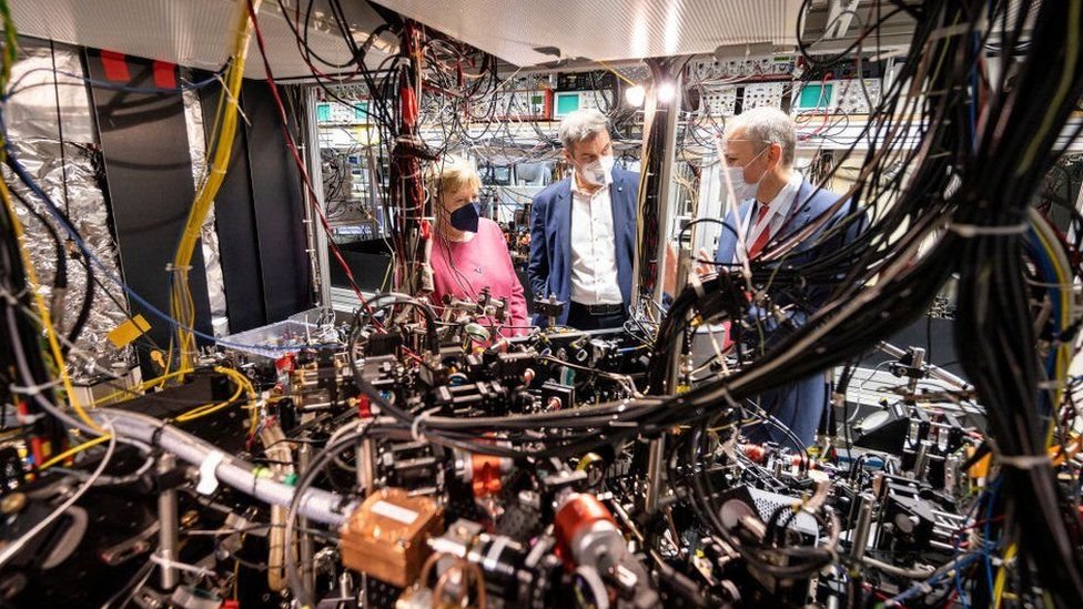 কোয়ান্টাম কম্পিউটার তৈরির একটি গবেষণা কেন্দ্র পরিদর্শন করছেন সাবেক জার্মান চ্যান্সেলর আঙ্গেলা মের্কেল।