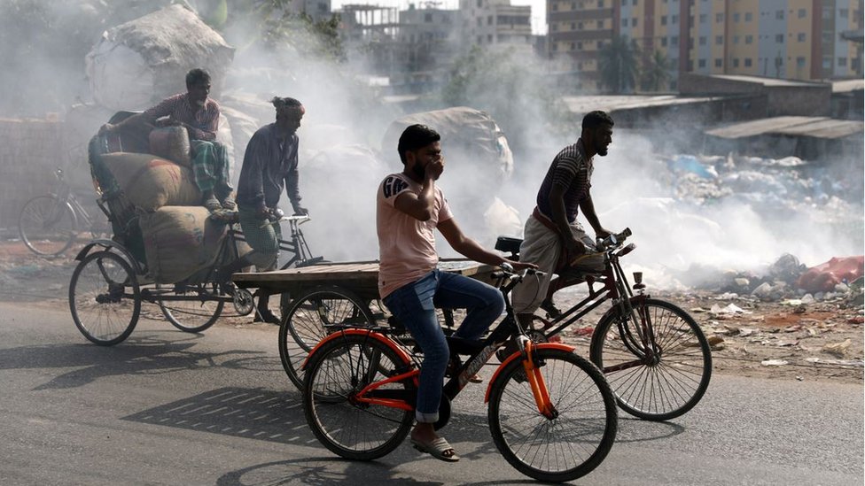 ময়লা আবর্জনা পোড়ানো হচ্ছে।
