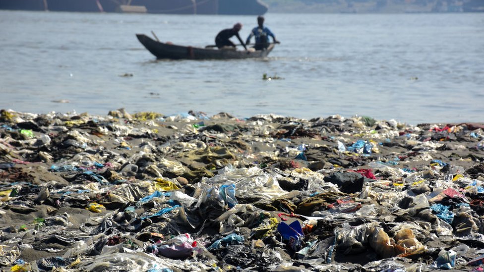 কর্ণফুলি নদীতে প্লাস্টিকের দূষণ।