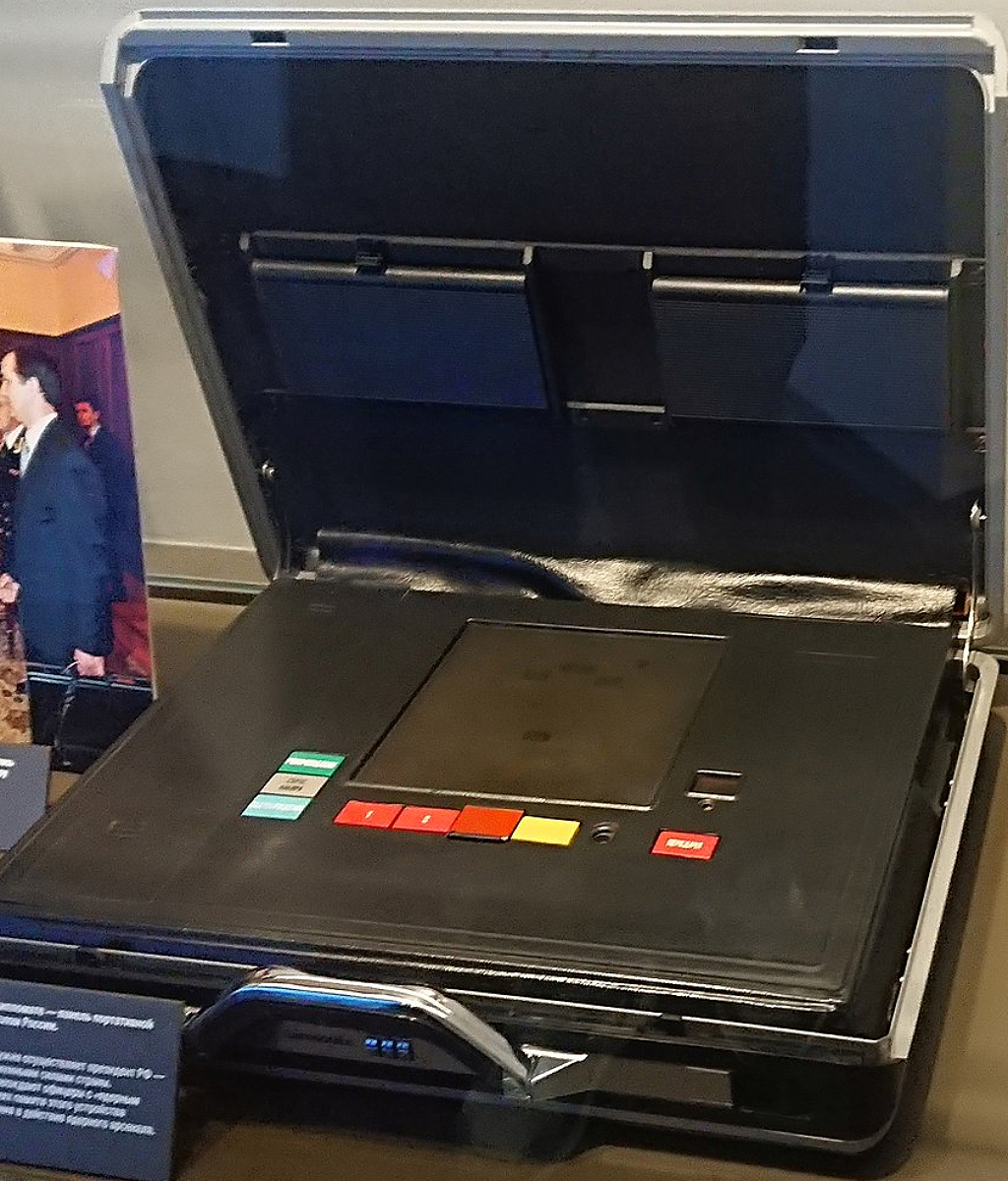 এই ব্রিফকেসেই থাকতো রাশিয়ার পারমাণবিক শক্তির নিয়ন্ত্রণ। এই ব্রিফকেসেই থাকতো রাশিয়ার পারমাণবিক শক্তির নিয়ন্ত্রণ।