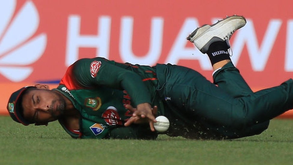মাঠে নিয়মিত ক্যাচ ছেড়েছেন রিয়াদ মাঠে নিয়মিত ক্যাচ ছেড়েছেন রিয়াদ