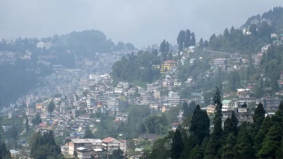দার্জিলিংকে বলা হয় পাহাড়ের রানি।