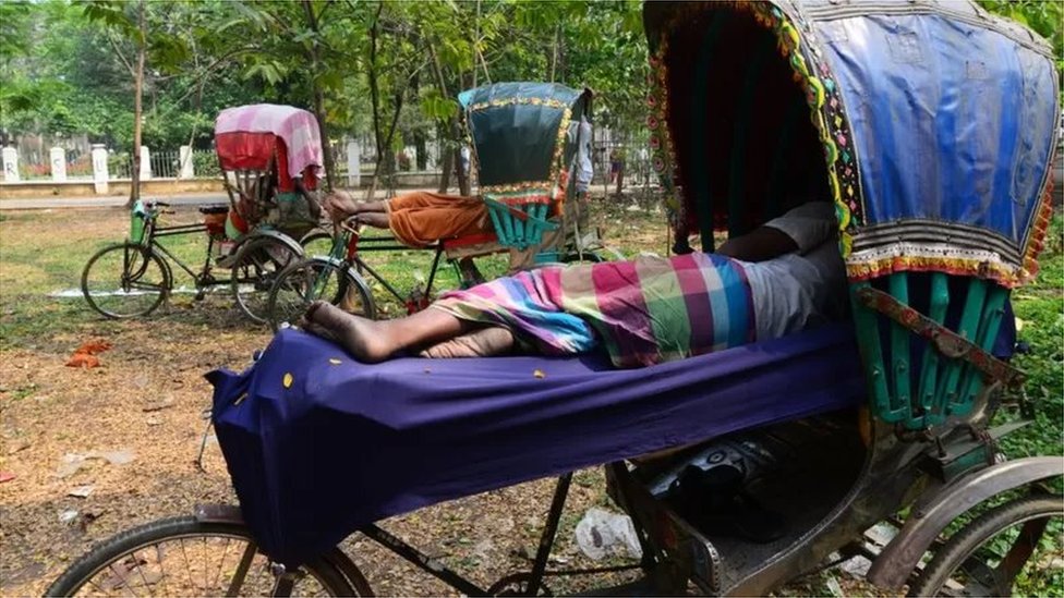 প্রচণ্ড গরমে কাজ বন্ধ রেখে বিশ্রাম নিচ্ছেন একজন রিক্সাচালক প্রচণ্ড গরমে কাজ বন্ধ রেখে বিশ্রাম নিচ্ছেন একজন রিক্সাচালক