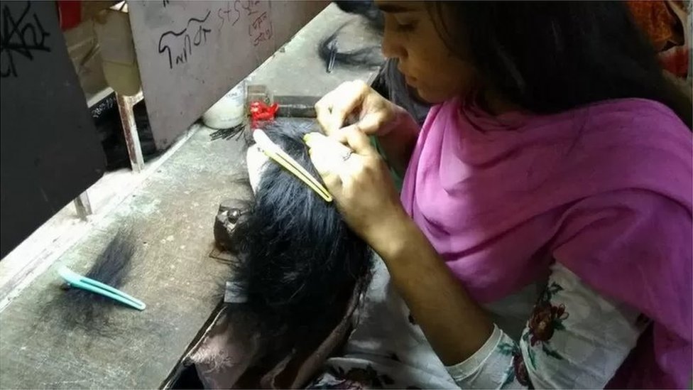 কাটা চুল দিয়ে পরচুলা বা উইগ বানানোর কাজ চলছে।