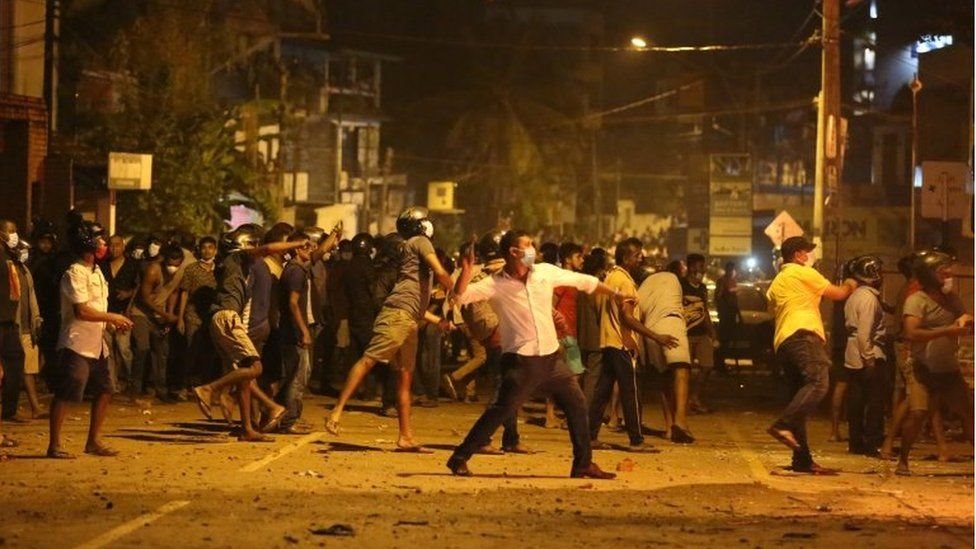 বিক্ষোভকারীরা পুলিশকে লক্ষ্য করে পাথর নিক্ষেপ করে। বিক্ষোভকারীরা পুলিশকে লক্ষ্য করে পাথর নিক্ষেপ করে।