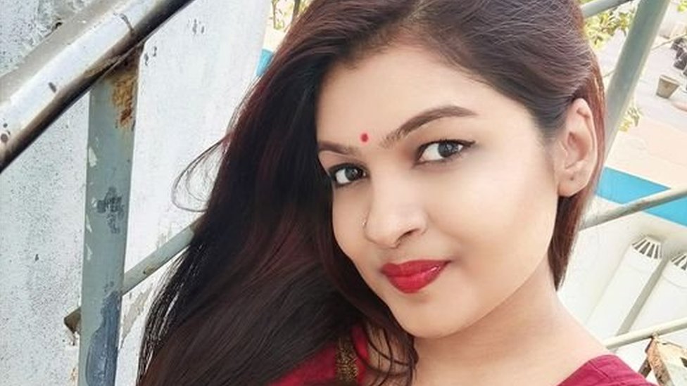 সালসাবিল সাদিয়া মনে করেন, বাঙালি নারীর কপালে টিপ সৌন্দর্যের পরিপূর্ণতা এনে দেয়