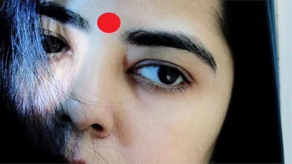 বাংলাদেশ ও ভারতসহ দক্ষিণ এশিয়ার কিছু দেশে নারীদের মধ্যে সাজগোজের অংশ হিসেবে কপালে টিপ পরার চল আছে (প্রতীকী চিত্র)