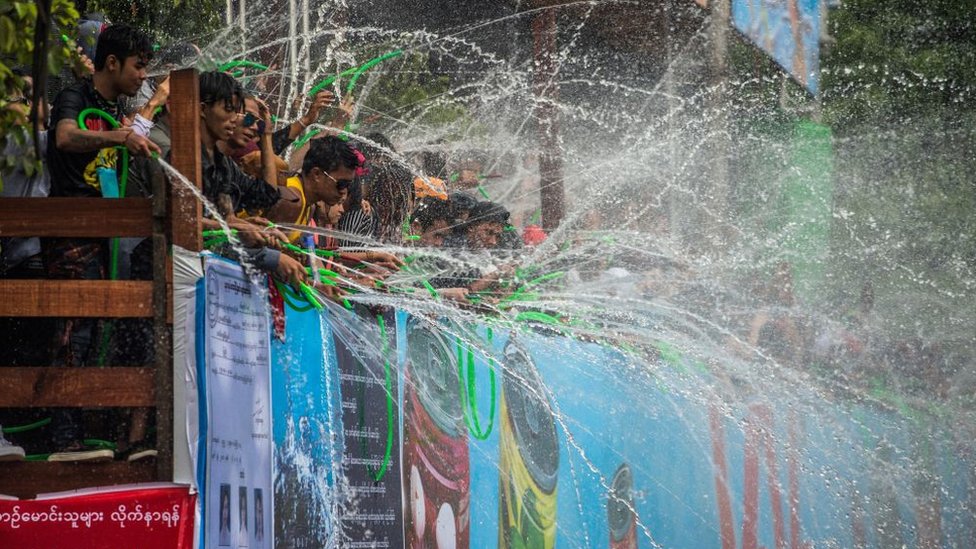 মিয়ানমারে থিংইয়ান উৎসব মিয়ানমারে থিংইয়ান উৎসব