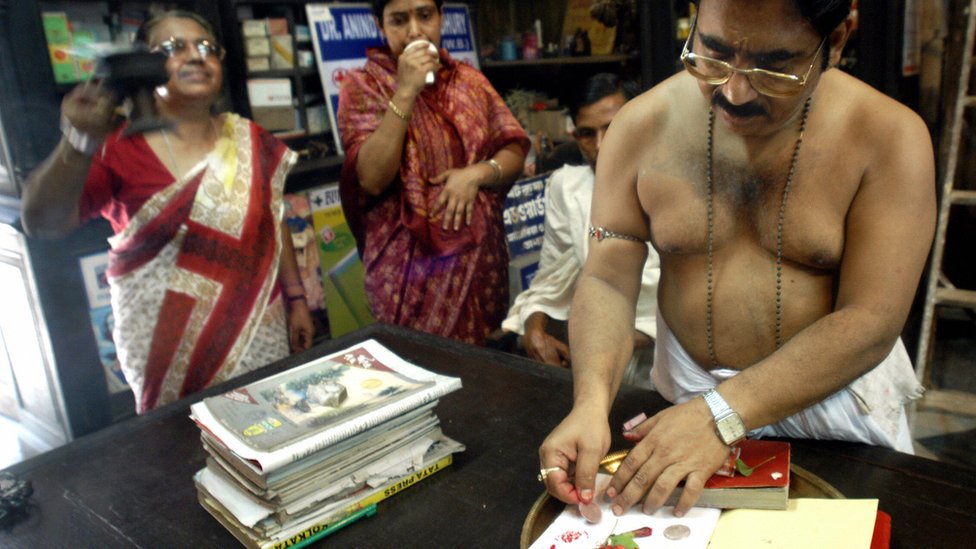 বাংলা নববর্ষে কলকাতার একটি দোকানে হালখাতার অনুষ্ঠান বাংলা নববর্ষে কলকাতার একটি দোকানে হালখাতার অনুষ্ঠান