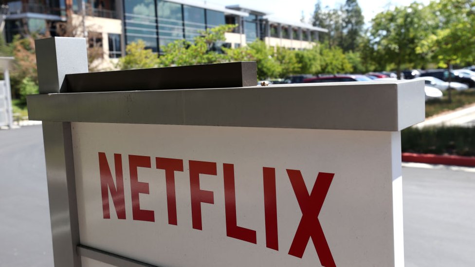 নেটফ্লিক্স তার অংশীদারদের সতর্ক করেছে যে আগামী তিন মাসে আরো দুই লাখ গ্রাহক তাদের সেবা নেয়া বন্ধ করে দিতে পারে। নেটফ্লিক্স তার অংশীদারদের সতর্ক করেছে যে আগামী তিন মাসে আরো দুই লাখ গ্রাহক তাদের সেবা নেয়া বন্ধ করে দিতে পারে।