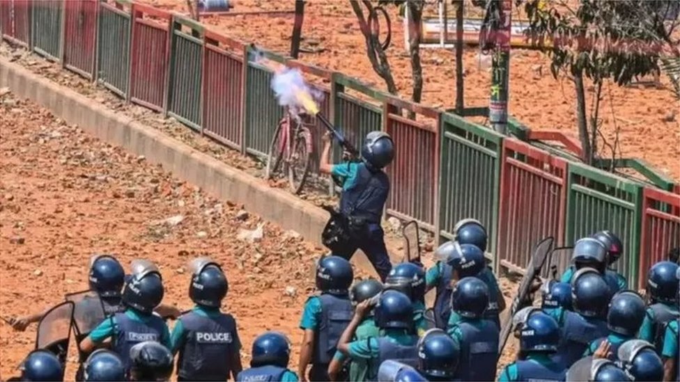 ঢাকার নিউমার্কেটে ছাত্রদের সঙ্গে ব্যবসায়ীদের সংঘর্ষে দু জন নিহত হয়েছে। ঢাকার নিউমার্কেটে ছাত্রদের সঙ্গে ব্যবসায়ীদের সংঘর্ষে দু জন নিহত হয়েছে।