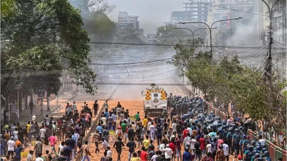 মঙ্গলবার ব্যাপক সংঘর্ষ হয়েছে নিউমার্কেট এলাকায়। মঙ্গলবার ব্যাপক সংঘর্ষ হয়েছে নিউমার্কেট এলাকায়।