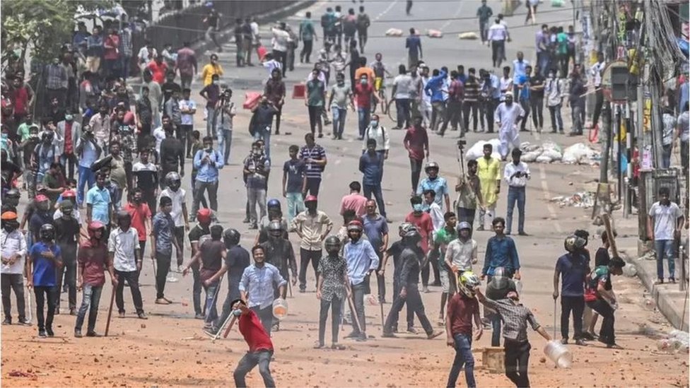 নিউমার্কেটের দুটি খাবারের কর্মীদের মধ্যে বিরোধের জের ধরে ঘটনার সূত্রপাত হয় নিউমার্কেটের দুটি খাবারের কর্মীদের মধ্যে বিরোধের জের ধরে ঘটনার সূত্রপাত হয়