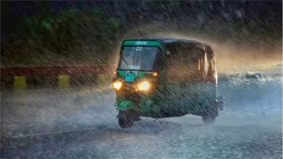 প্রচণ্ড বৃষ্টি হয় কালবৈশাখীর সময়ে। প্রচণ্ড বৃষ্টি হয় কালবৈশাখীর সময়ে।