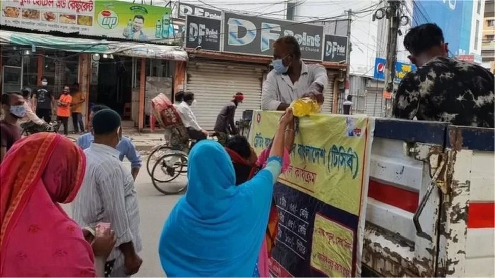 কম দামে টিসিবির তেল বিক্রি, (ফাইল ফটো)। কম দামে টিসিবির তেল বিক্রি, (ফাইল ফটো)।