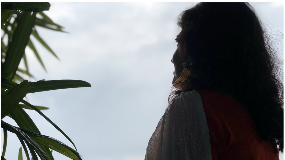 একজন নারী আকাশের দিকে তাকিয়ে রয়েছেন