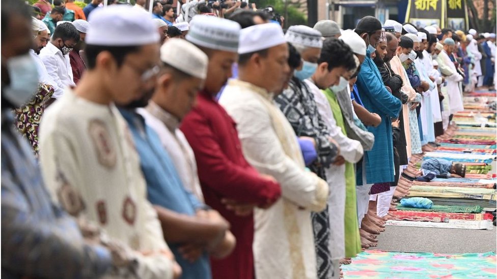 বাংলাদেশের ঢাকায় জাতীয় ঈদগাঁহ ময়দানে দুই বছর পর আবার ঈদের জামাত অনুষ্ঠিত হয়েছে বাংলাদেশের ঢাকায় জাতীয় ঈদগাঁহ ময়দানে দুই বছর পর আবার ঈদের জামাত অনুষ্ঠিত হয়েছে