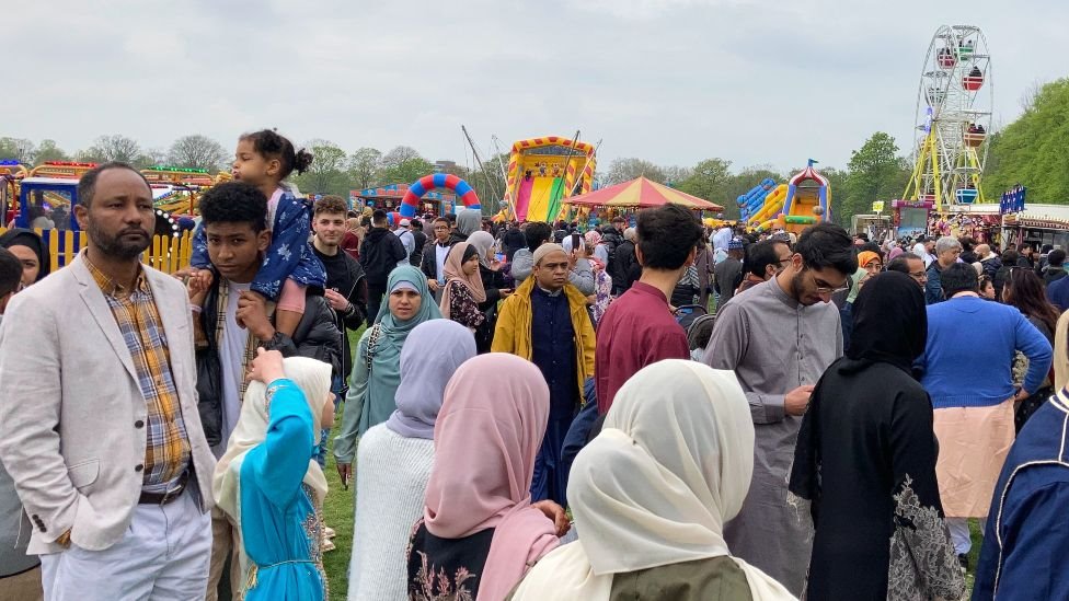 যুক্তরাজ্যসহ বিভিন্ন দেশে মুসলিম কম্যুনিটির সদস্যরা নিজেদের ঈদ উদযাপন করছেন যুক্তরাজ্যসহ বিভিন্ন দেশে মুসলিম কম্যুনিটির সদস্যরা নিজেদের ঈদ উদযাপন করছেন