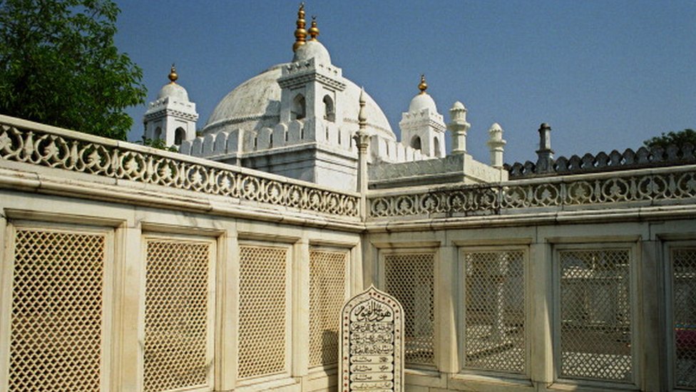মুঘল সম্রাট আওরঙ্গজেবের সমাধিস্তম্ভ।