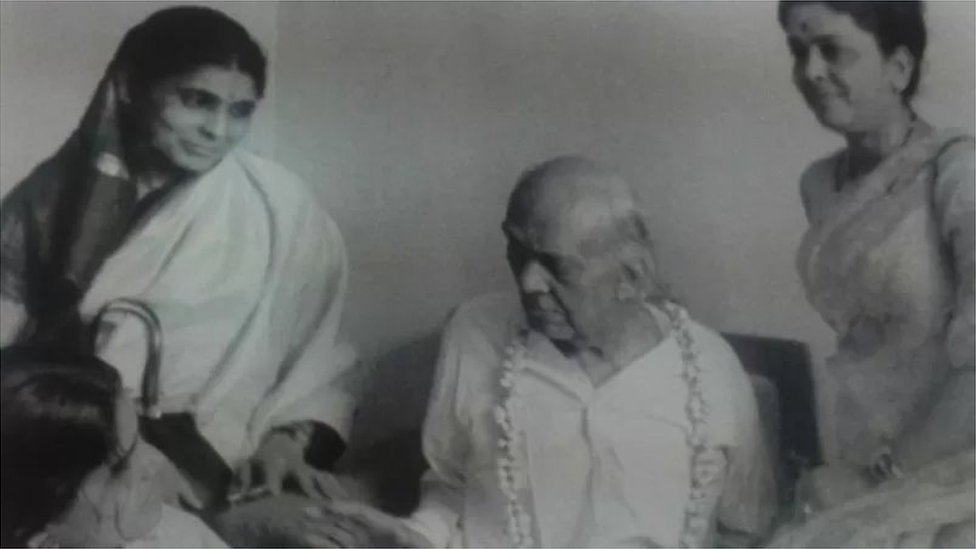 বার্ধক্যে স্থবির কবি।