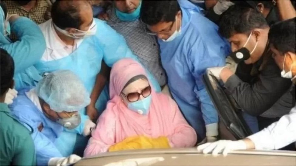 বিএনপি চেয়ারপারসন খালেদা জিয়া শর্তসাপেক্ষে সরকারের নির্বাহী আদেশে মুক্ত রয়েছেন। (ফাইল ফটো) বিএনপি চেয়ারপারসন খালেদা জিয়া শর্তসাপেক্ষে সরকারের নির্বাহী আদেশে মুক্ত রয়েছেন। (ফাইল ফটো)