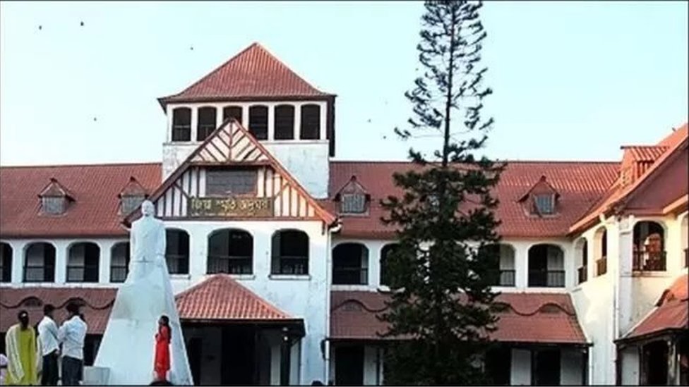 চট্টগ্রাম সার্কিট হাউজে ভোর রাতে একদল সেনা সদস্য জিয়াউর রহমানকে হত্যা করে। চট্টগ্রাম সার্কিট হাউজে ভোর রাতে একদল সেনা সদস্য জিয়াউর রহমানকে হত্যা করে।