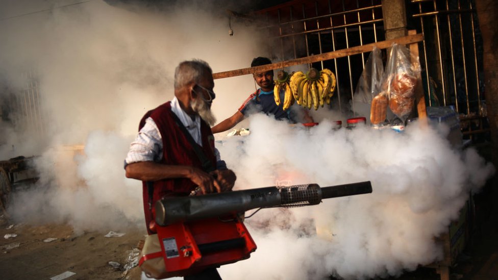 মশার ওষুধ ছিটানো হচ্ছে। মশার ওষুধ ছিটানো হচ্ছে।