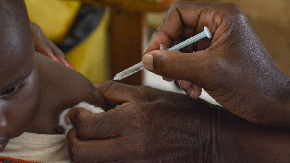 কেনিয়ায় একটি শিশুকে ম্যালেরিয়ার টিকা দেওয়া হচ্ছে। কেনিয়ায় একটি শিশুকে ম্যালেরিয়ার টিকা দেওয়া হচ্ছে।