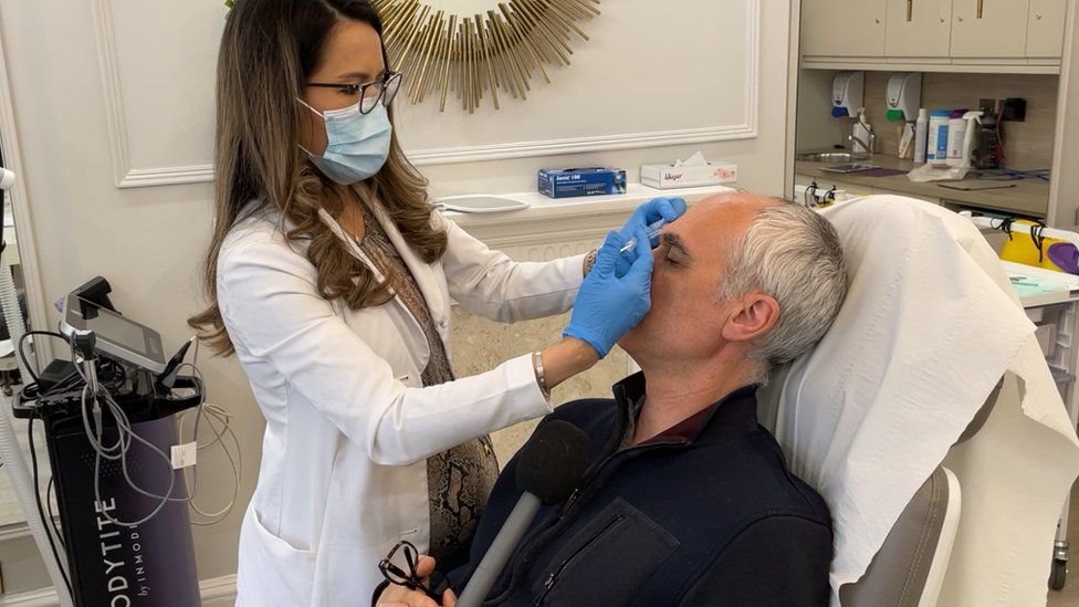 বিশ্ব জুড়ে নারীদের পাশাপাশি সৌন্দর্য বৃদ্ধিতে আগ্রহী হয়ে উঠছেন পুরুষরাও