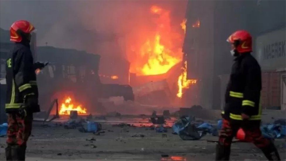 চট্টগ্রামের সীতাকুণ্ডে ডিপোতে অগুন লাগার পর ভয়াবহ বিস্ফোরণে অনেক হতাহত। চট্টগ্রামের সীতাকুণ্ডে ডিপোতে অগুন লাগার পর ভয়াবহ বিস্ফোরণে অনেক হতাহত।
