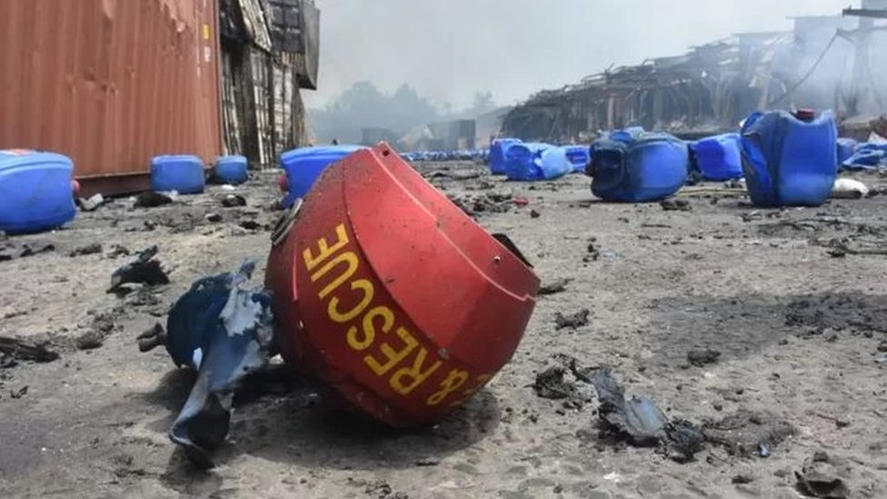 আগুন নেভানোর পর বিস্ফোরণস্থলে রাসায়নিকের অনেক জার পড়ে থাকতে দেখা গেছে