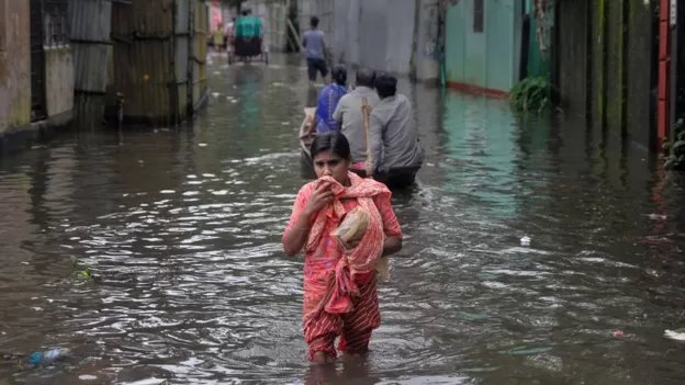 সিলেট ও সুনামগঞ্জের বহু এলাকার বাসিন্দাদের জন্য চলাফেরার একমাত্র উপায় এখন নৌকা। সিলেট ও সুনামগঞ্জের বহু এলাকার বাসিন্দাদের জন্য চলাফেরার একমাত্র উপায় এখন নৌকা।