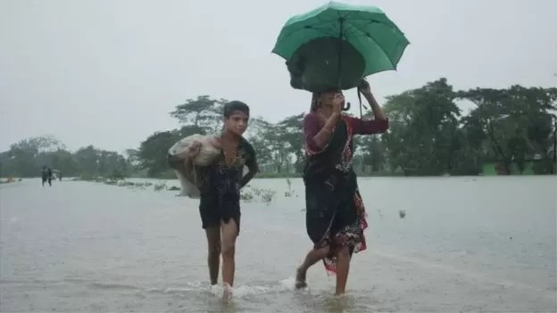 প্রবল বৃষ্টির মধ্যে নিরাপদ আশ্রয়ের সন্ধানে ছুটছে সিলেটের বন্যাক্রান্ত মানুষ প্রবল বৃষ্টির মধ্যে নিরাপদ আশ্রয়ের সন্ধানে ছুটছে সিলেটের বন্যাক্রান্ত মানুষ