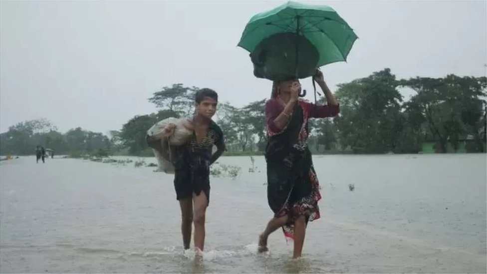 প্রবল বৃষ্টির মধ্যে নিরাপদ আশ্রয়ের সন্ধানে ছুটছে সিলেটের বন্যাক্রান্ত মানুষ প্রবল বৃষ্টির মধ্যে নিরাপদ আশ্রয়ের সন্ধানে ছুটছে সিলেটের বন্যাক্রান্ত মানুষ