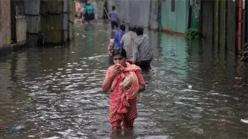 সুনামগঞ্জের বহু এলাকার বাসিন্দাদের জন্য চলাফেরার একমাত্র উপায় এখন নৌকা সুনামগঞ্জের বহু এলাকার বাসিন্দাদের জন্য চলাফেরার একমাত্র উপায় এখন নৌকা