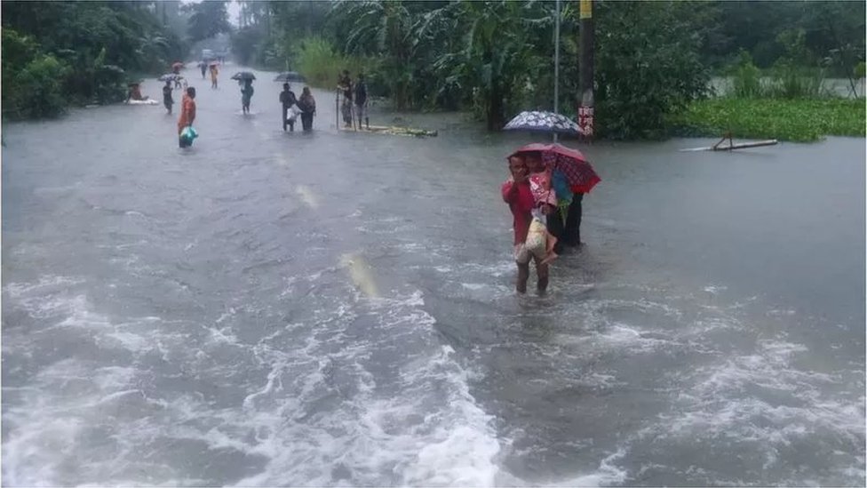 জলবায়ু পরিবর্তনের প্রভাবেই অতিবৃষ্টি এবং উজান থেকে আসা পানির কারণে এই বন্যা। জলবায়ু পরিবর্তনের প্রভাবেই অতিবৃষ্টি এবং উজান থেকে আসা পানির কারণে এই বন্যা।
