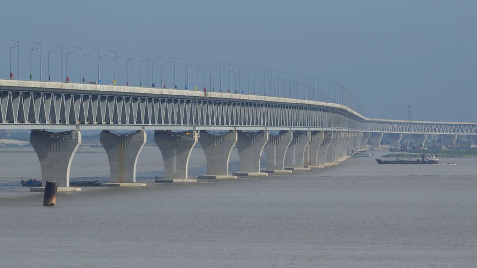 প্রায় দুই যুগ আগে যে সেতুর পরিকল্পনা নেয়া হয়েছিল, সেই পদ্মা সেতু আজ আলোর মুখ দেখছে।